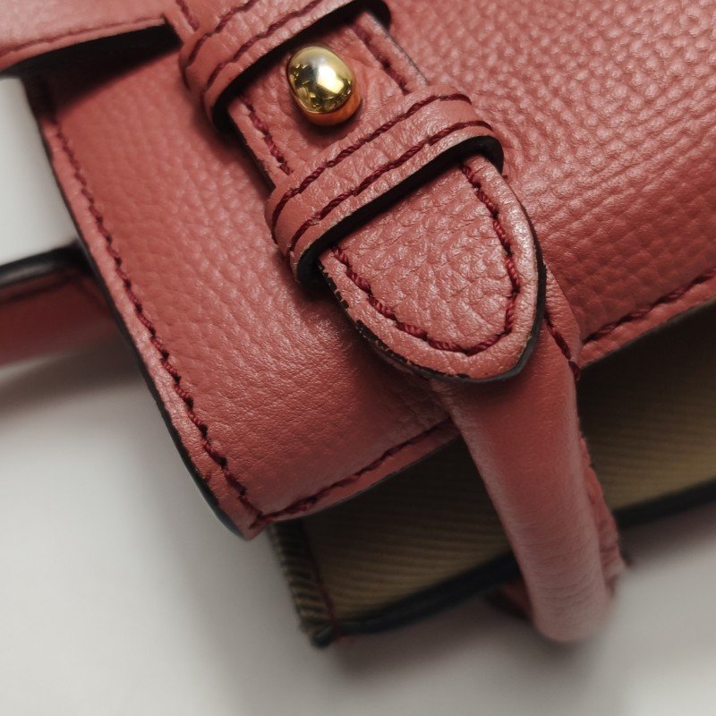 Burberry The Banner班納小號牛皮帆布純色雙搭扣字母logo斜挎包單肩包-15