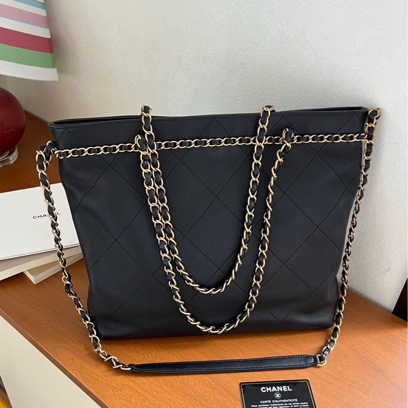 chanel黑金滾邊嬉皮托特包-1