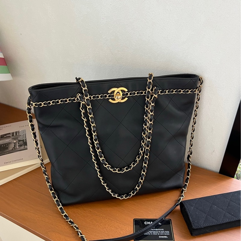 chanel黑金滾邊嬉皮托特包-5