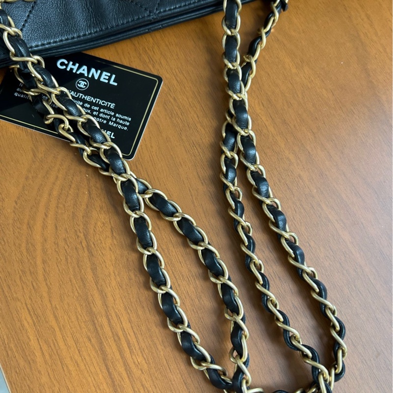 chanel黑金滾邊嬉皮托特包-9