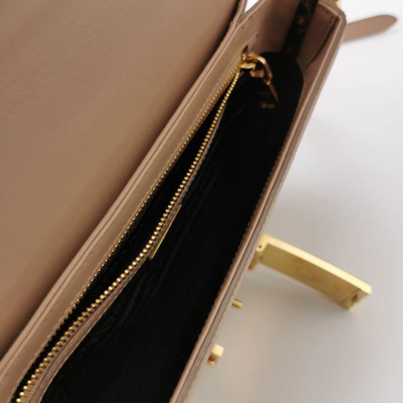 Prada Embleme牛皮純色字母Logo徽標單肩包-6