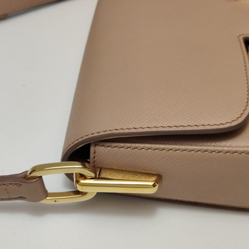 Prada Embleme牛皮純色字母Logo徽標單肩包-10