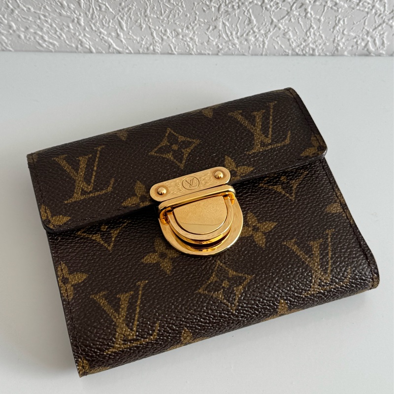 LV花紋金釦烏瑪舒曼三折短夾-1