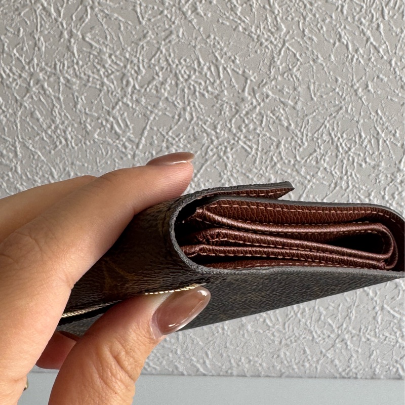 LV花紋金釦烏瑪舒曼三折短夾-8