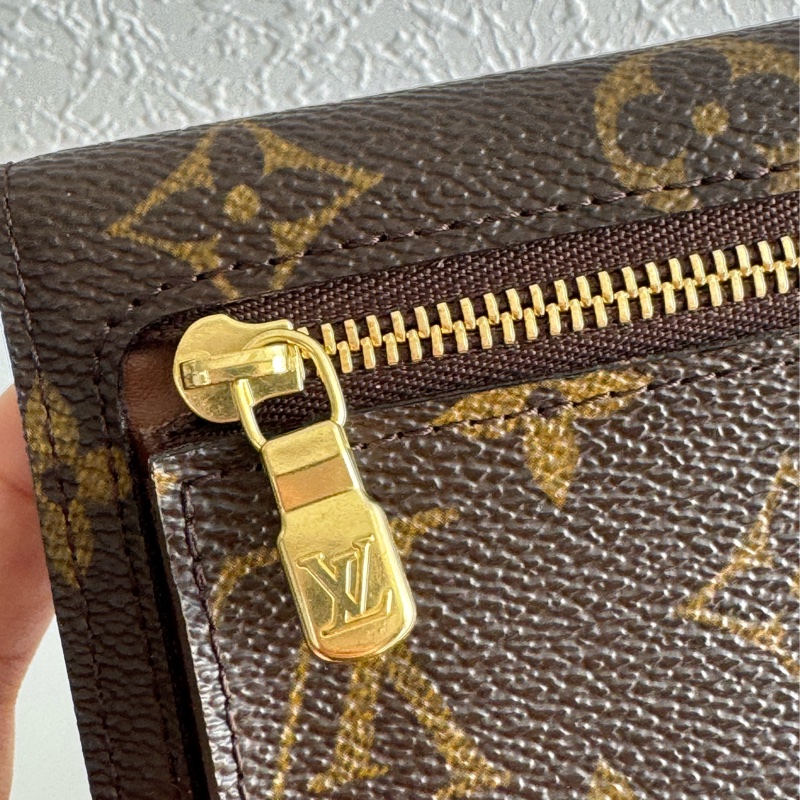 LV花紋金釦烏瑪舒曼三折短夾-11