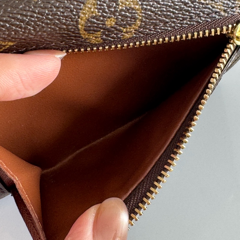 LV花紋金釦烏瑪舒曼三折短夾-13