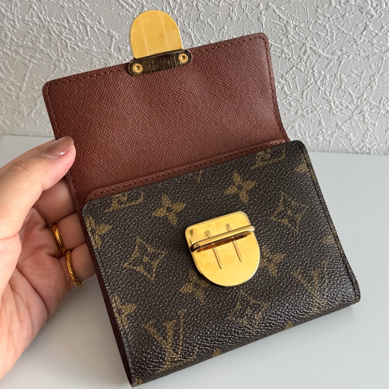 LV花紋金釦烏瑪舒曼三折短夾-17