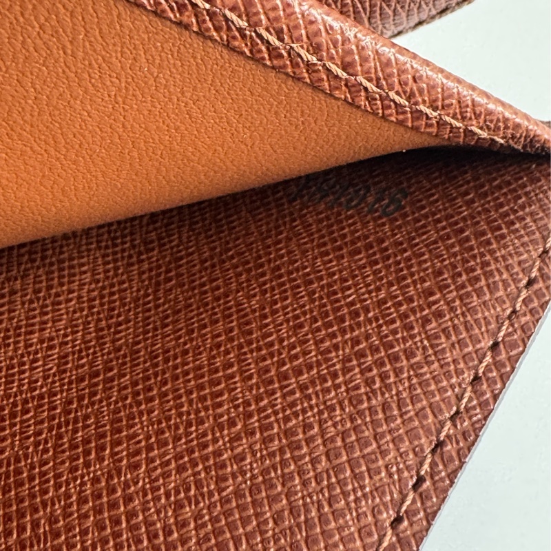 LV花紋金釦烏瑪舒曼三折短夾-29