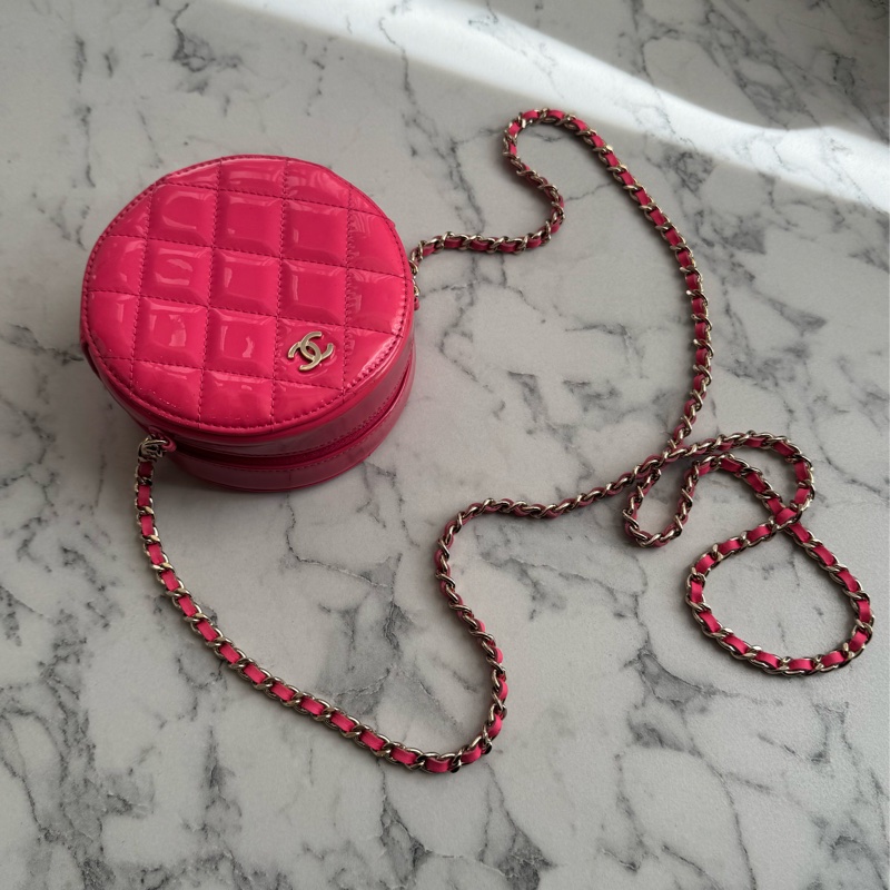 Chanel粉色亮面漆皮mini圓餅包  好可愛-0