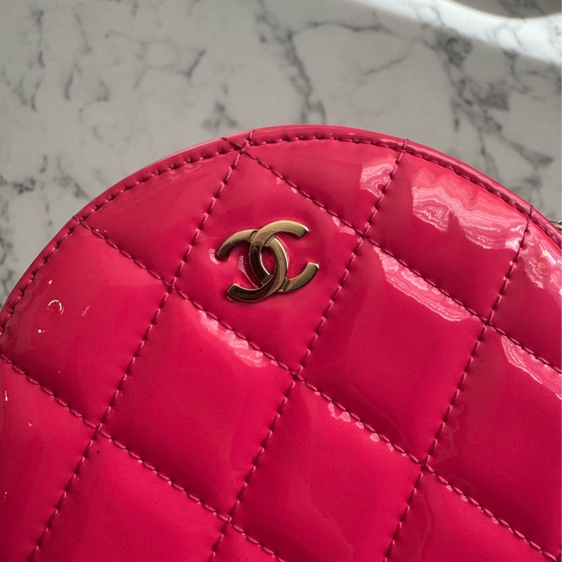 Chanel粉色亮面漆皮mini圓餅包  好可愛-12