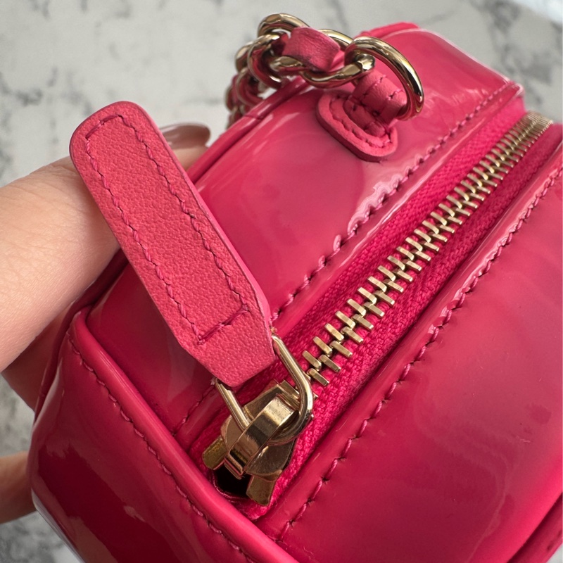 Chanel粉色亮面漆皮mini圓餅包  好可愛-13