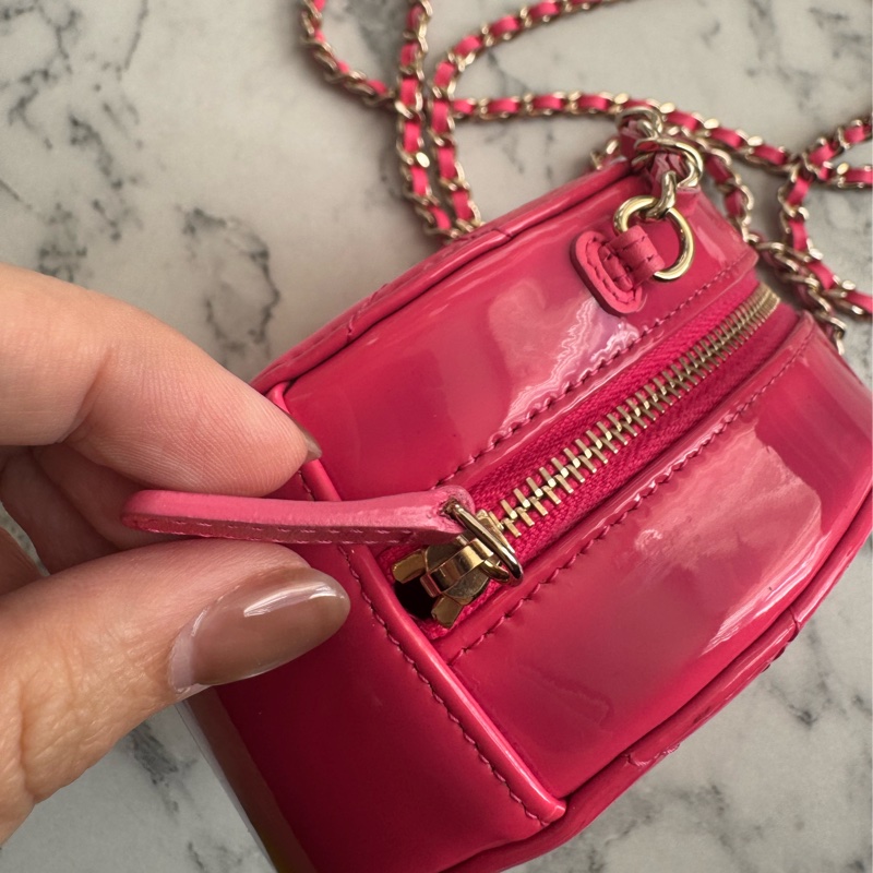 Chanel粉色亮面漆皮mini圓餅包  好可愛-15