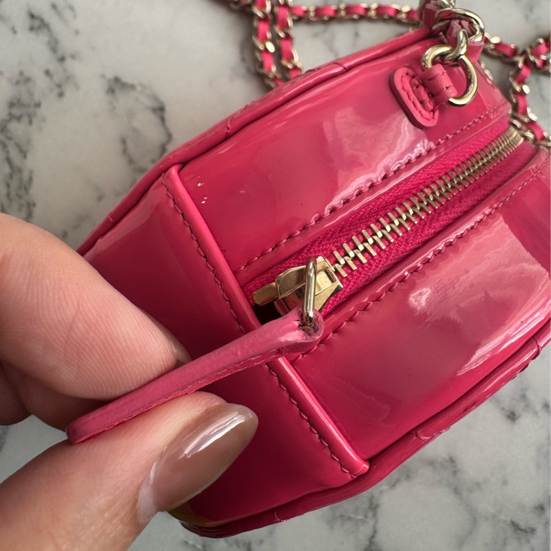 Chanel粉色亮面漆皮mini圓餅包  好可愛-16