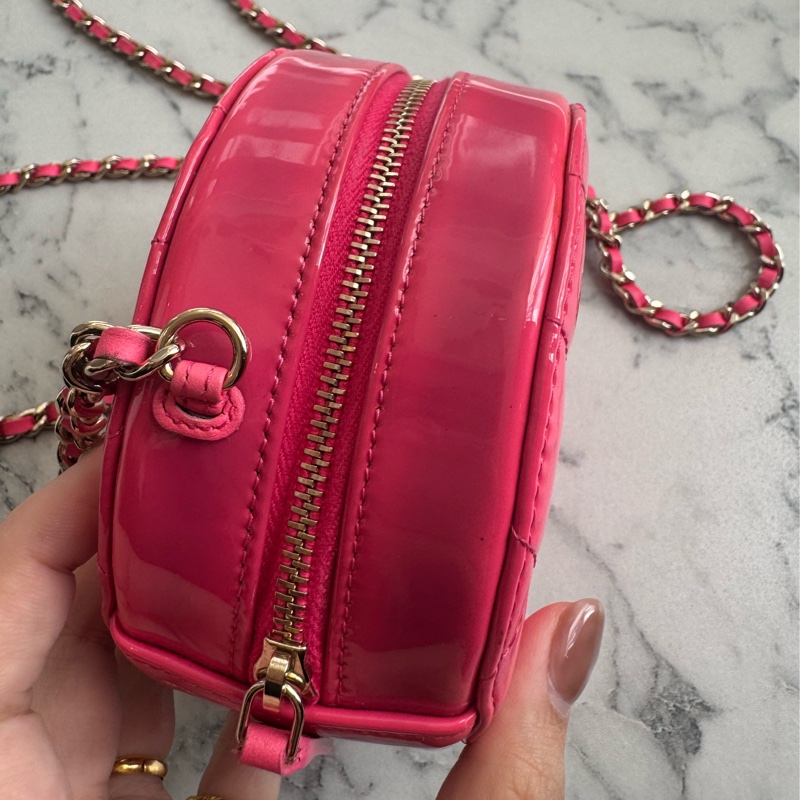 Chanel粉色亮面漆皮mini圓餅包  好可愛-17