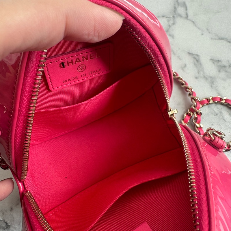 Chanel粉色亮面漆皮mini圓餅包  好可愛-19