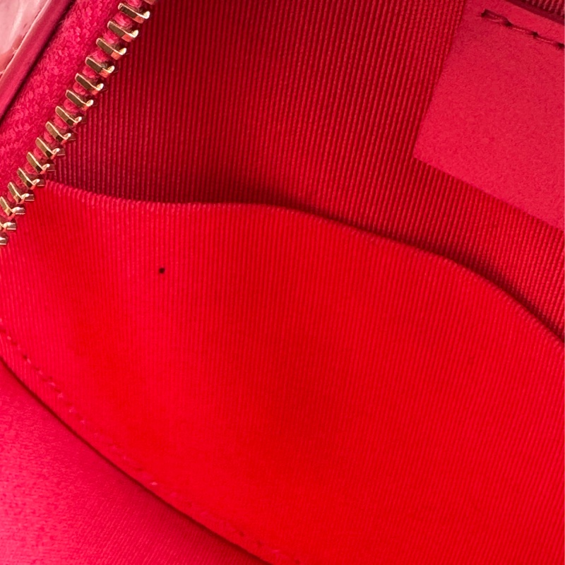 Chanel粉色亮面漆皮mini圓餅包  好可愛-24