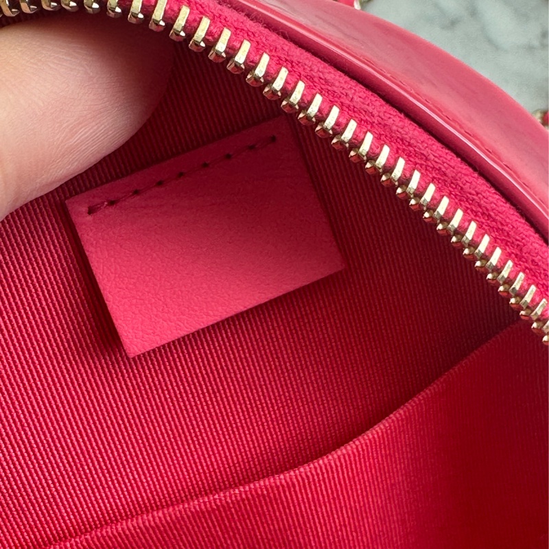 Chanel粉色亮面漆皮mini圓餅包  好可愛-25