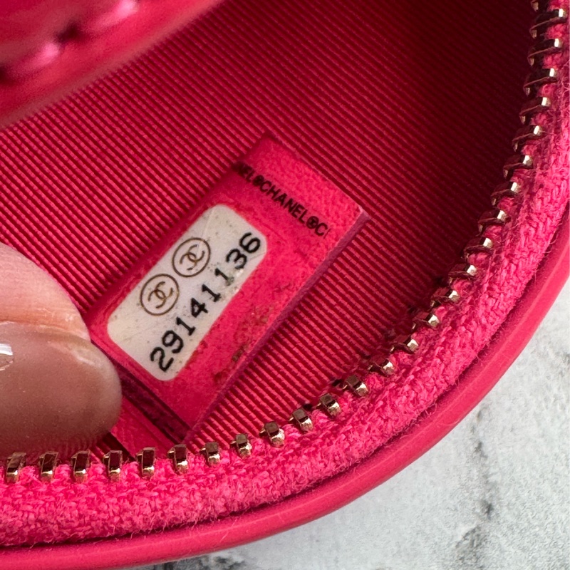 Chanel粉色亮面漆皮mini圓餅包  好可愛-26