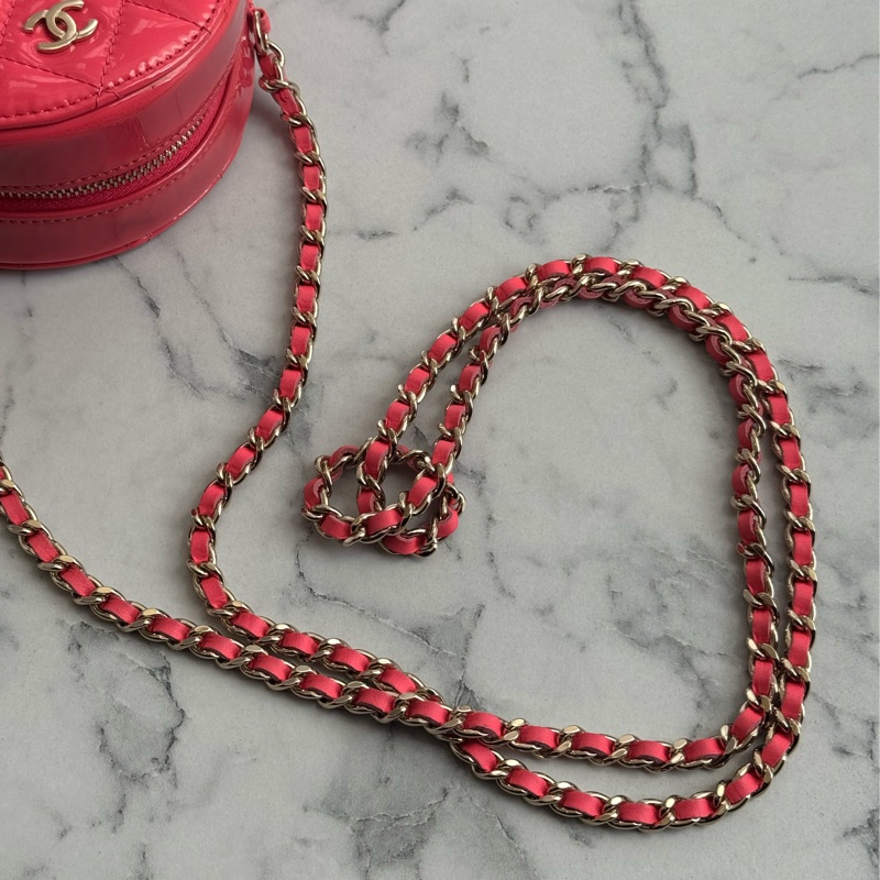 Chanel粉色亮面漆皮mini圓餅包  好可愛-27