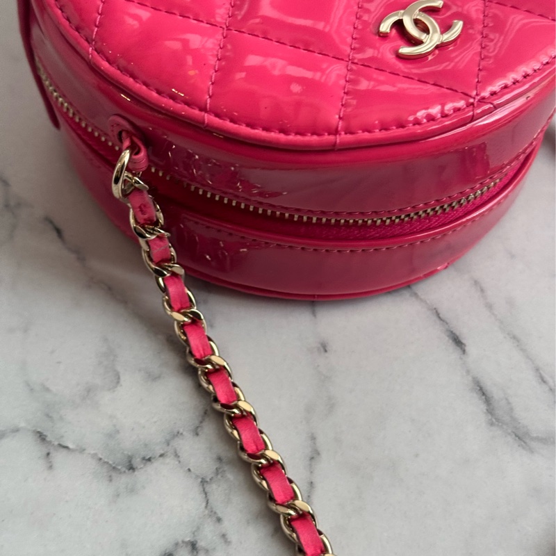 Chanel粉色亮面漆皮mini圓餅包  好可愛-28