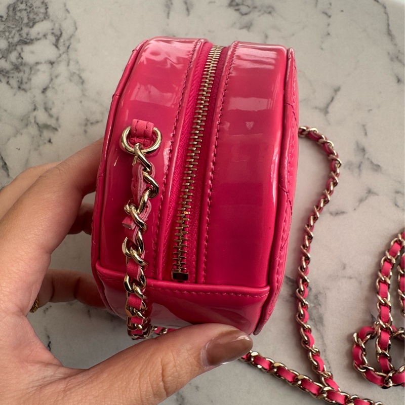 Chanel粉色亮面漆皮mini圓餅包  好可愛-31