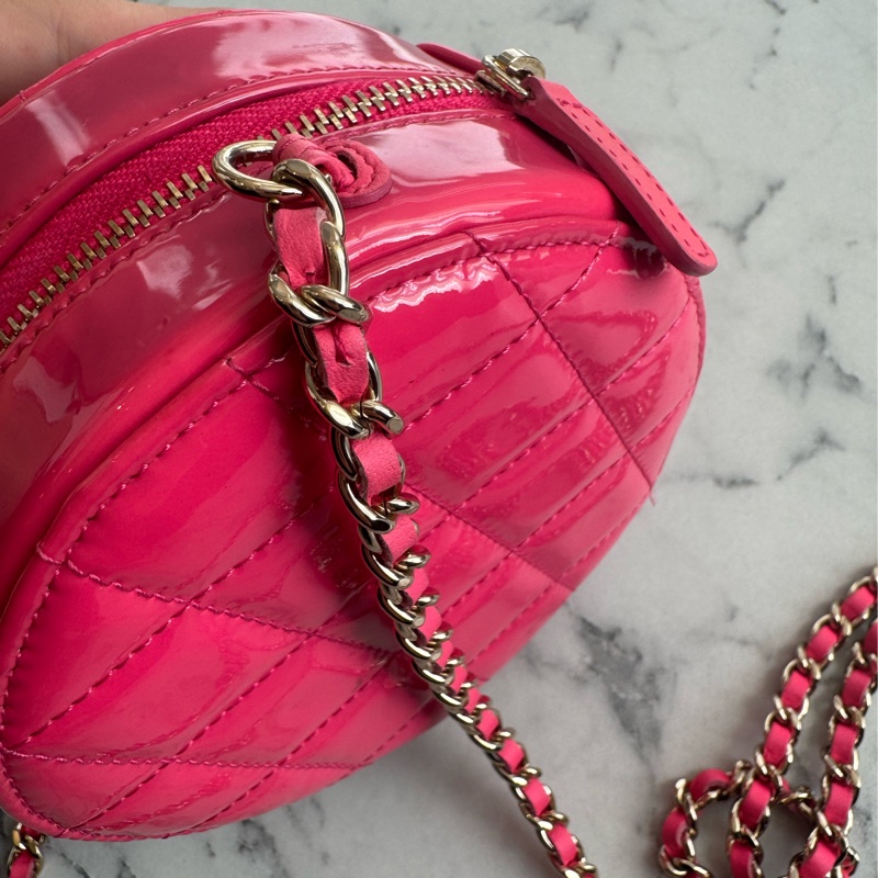 Chanel粉色亮面漆皮mini圓餅包  好可愛-33