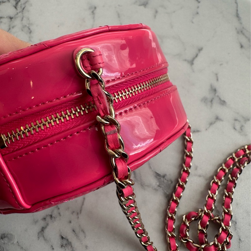 Chanel粉色亮面漆皮mini圓餅包  好可愛-34