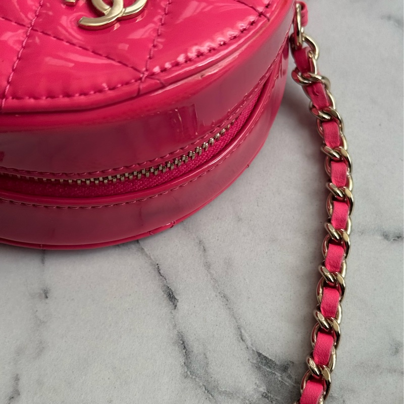 Chanel粉色亮面漆皮mini圓餅包  好可愛-35