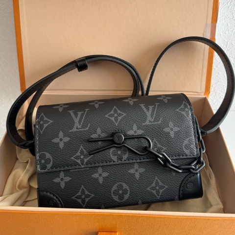 LV M81783黑花紋方型斜背包  上身超好看