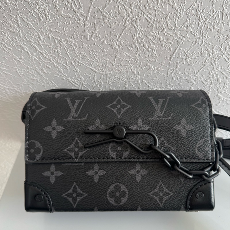 LV M81783黑花紋方型斜背包 上身超好看-1