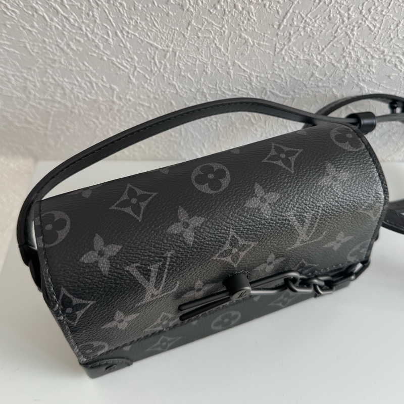 LV M81783黑花紋方型斜背包 上身超好看-2