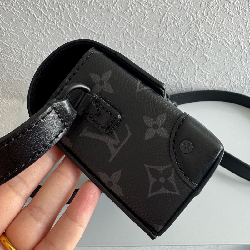 LV M81783黑花紋方型斜背包 上身超好看-3