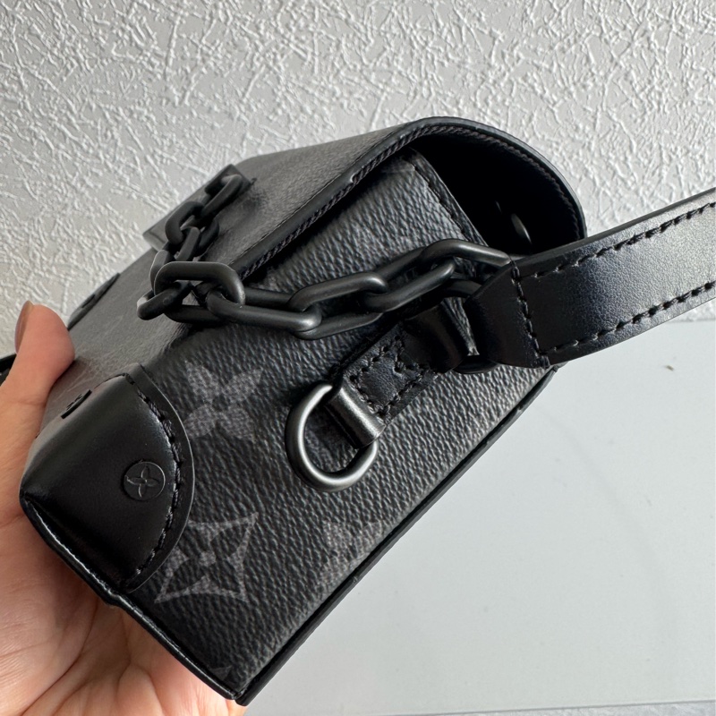 LV M81783黑花紋方型斜背包 上身超好看-4