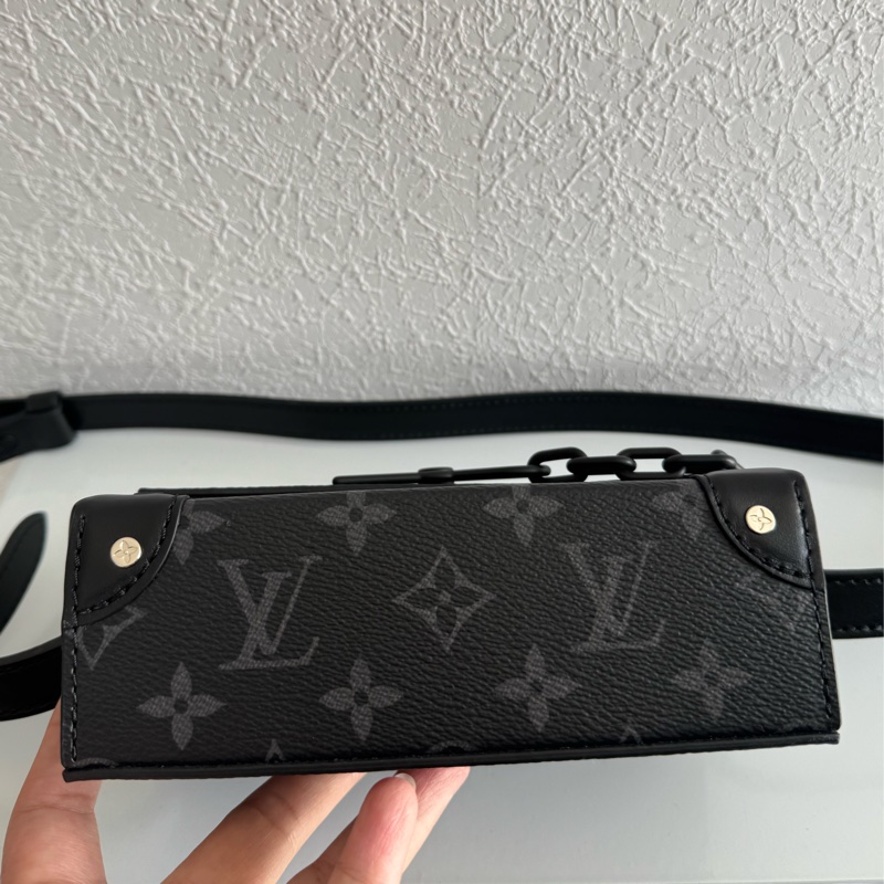 LV M81783黑花紋方型斜背包 上身超好看-5