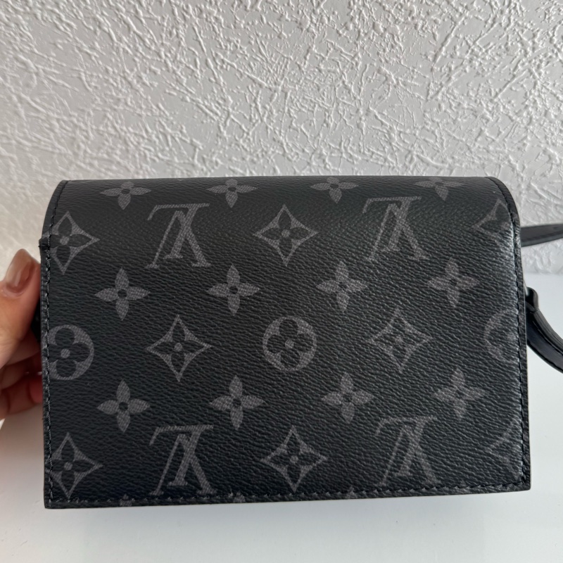 LV M81783黑花紋方型斜背包 上身超好看-6