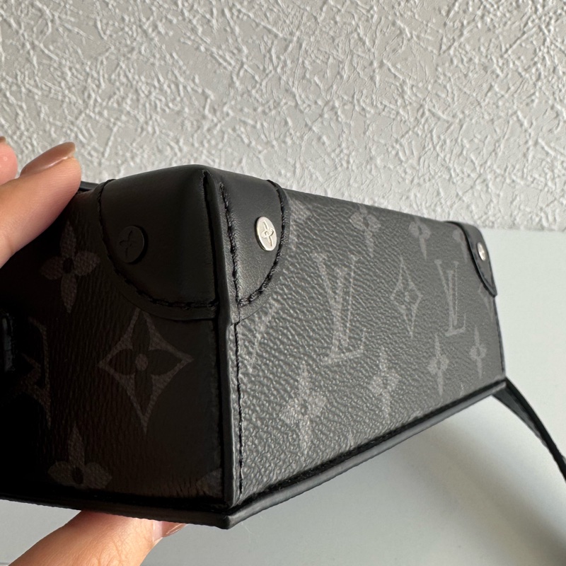 LV M81783黑花紋方型斜背包 上身超好看-7