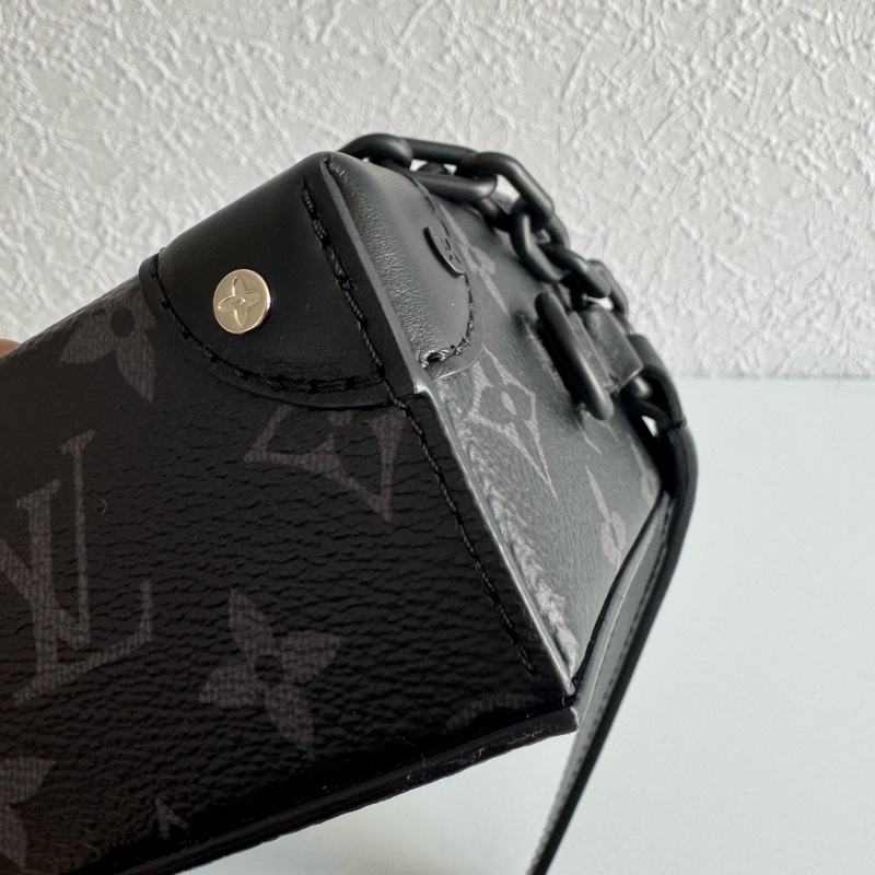 LV M81783黑花紋方型斜背包 上身超好看-8