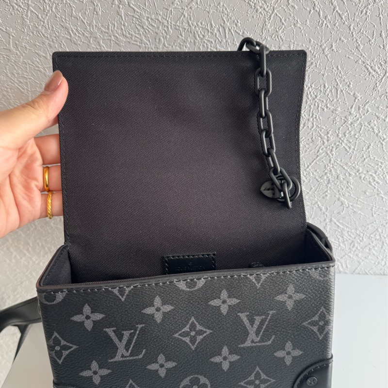 LV M81783黑花紋方型斜背包 上身超好看-10