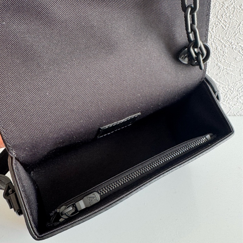 LV M81783黑花紋方型斜背包 上身超好看-11