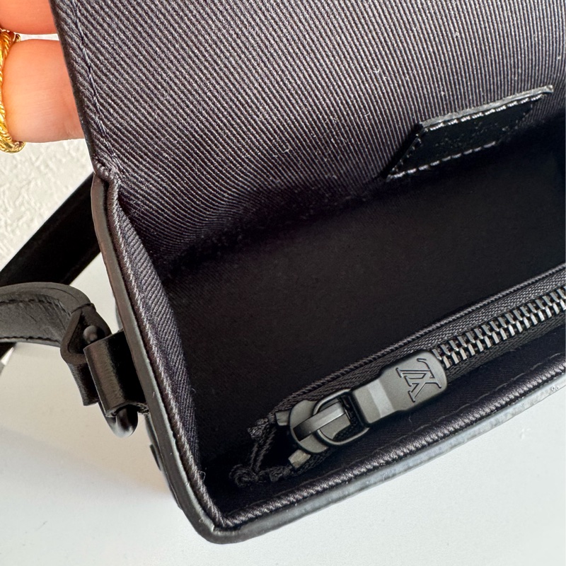 LV M81783黑花紋方型斜背包 上身超好看-12