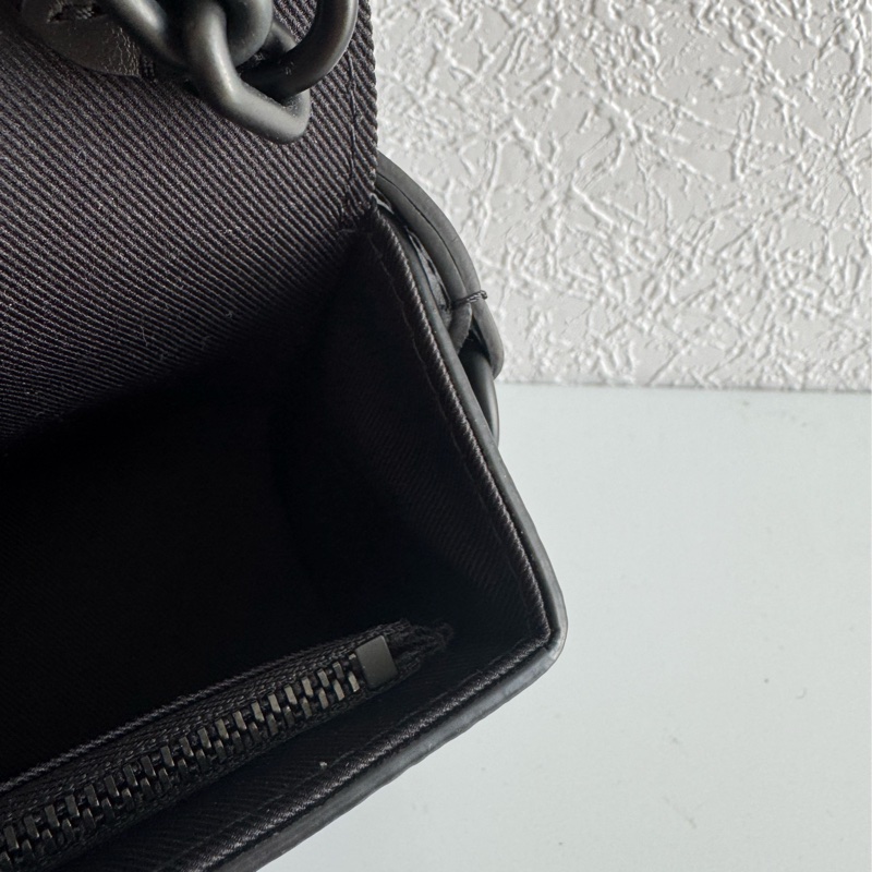 LV M81783黑花紋方型斜背包 上身超好看-13