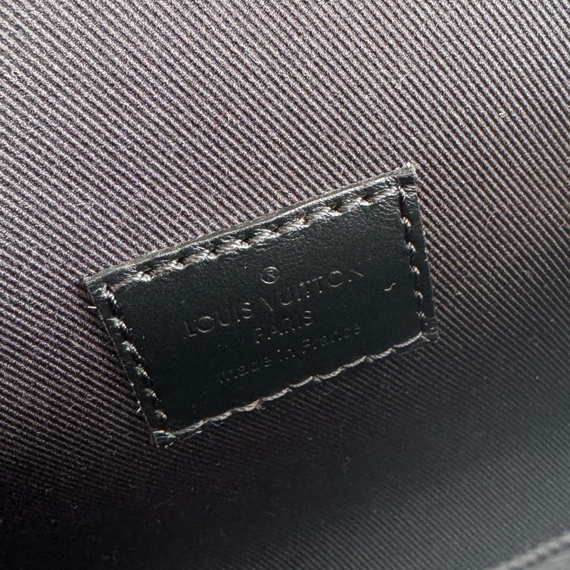 LV M81783黑花紋方型斜背包 上身超好看-14
