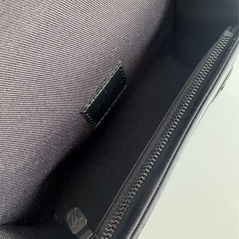 LV M81783黑花紋方型斜背包 上身超好看-15