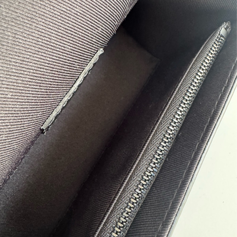 LV M81783黑花紋方型斜背包 上身超好看-16