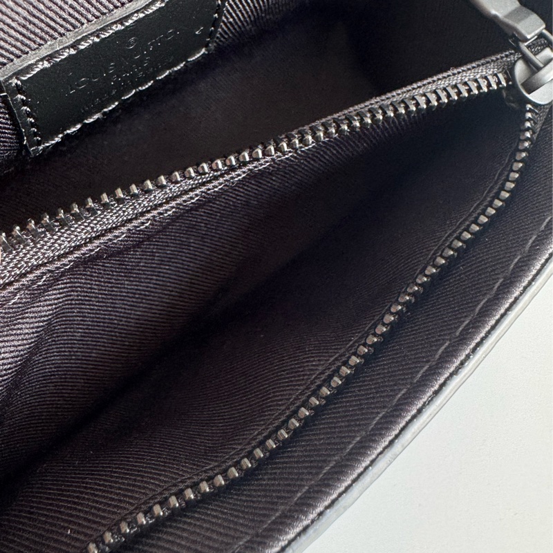 LV M81783黑花紋方型斜背包 上身超好看-17