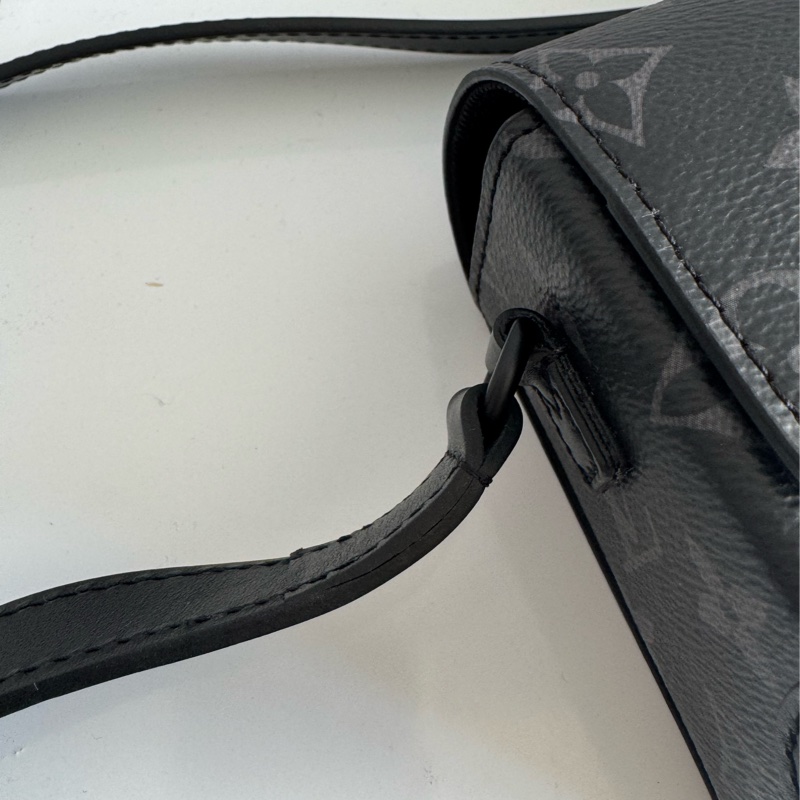 LV M81783黑花紋方型斜背包 上身超好看-19