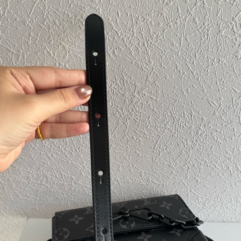 LV M81783黑花紋方型斜背包 上身超好看-20