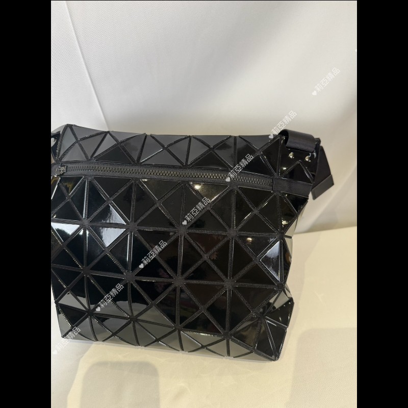 莉亞精品♡三宅一生 黑色亮面郵差包 近新美品-1