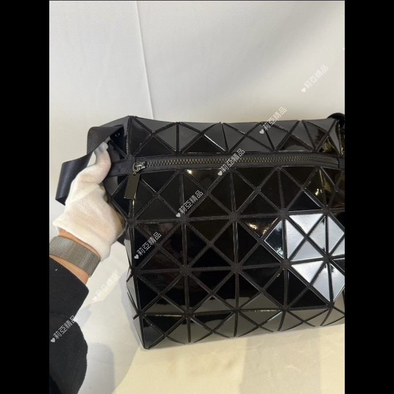 莉亞精品♡三宅一生 黑色亮面郵差包 近新美品-2