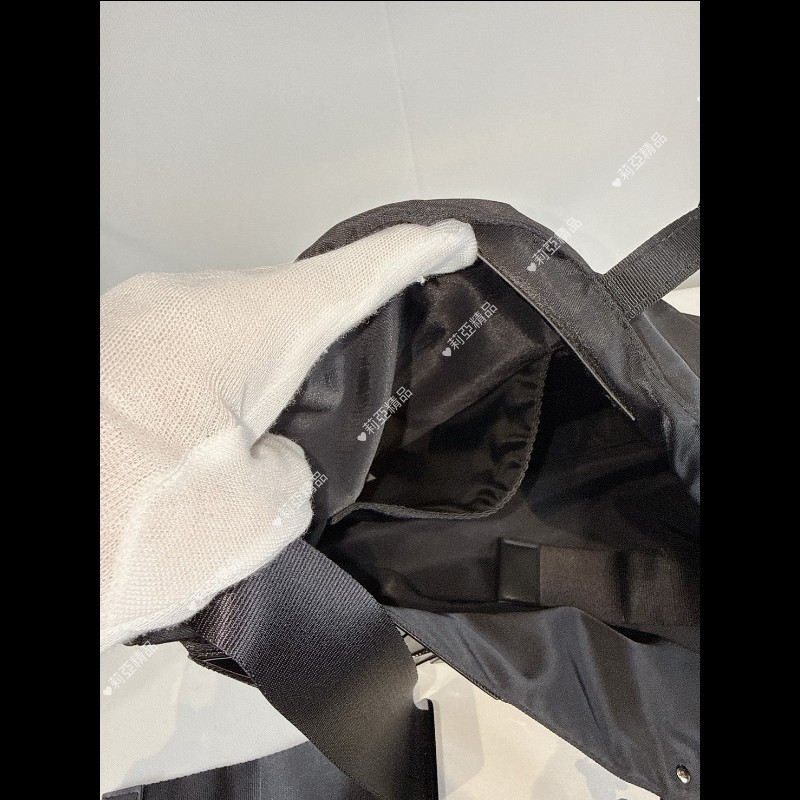 莉亞精品♡三宅一生 黑色亮面郵差包 近新美品-16